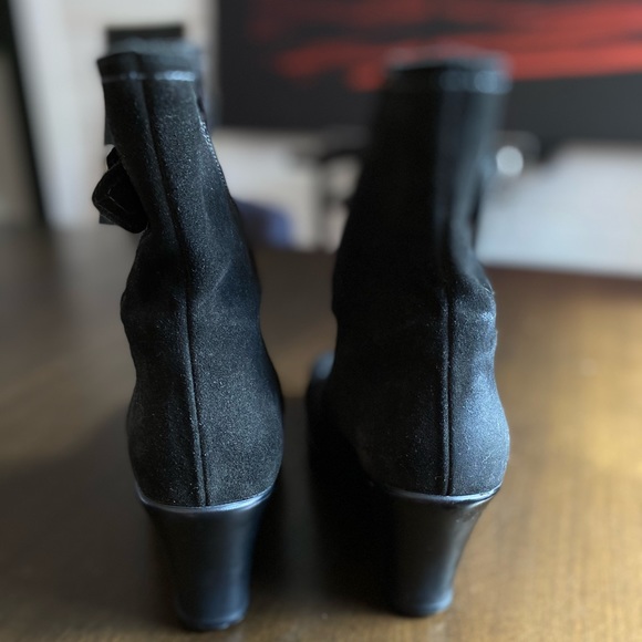 La Canadienne
Geri Waterproof Suede Wedge Bootie - Picture 2 of 11